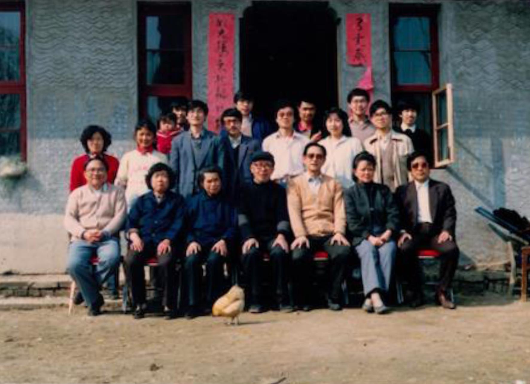 1988年春，武汉市蔡甸区夏家嘴村，张锦坤教授、师娘和兄弟姐妹们与我父母哥嫂的合影。